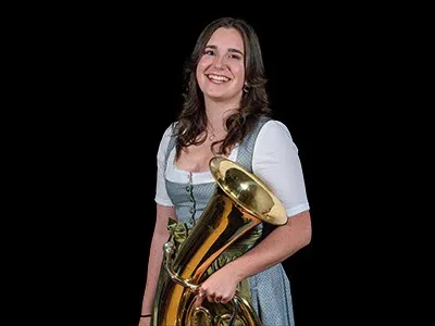 Sonja Höglinger mit Posaune und Tenorhorn